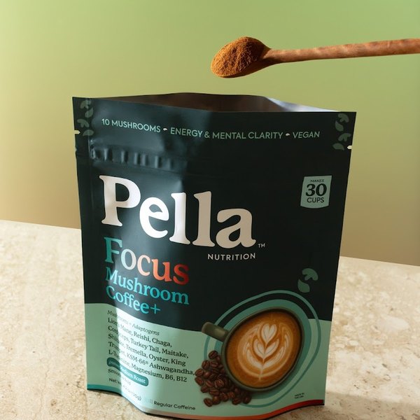A spoonful of Pella Focus coffee powder over the bag